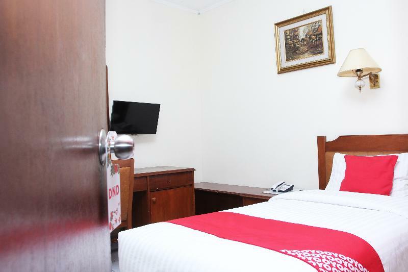 Oyo 108 Hotel Surya Jakarta Exterior photo